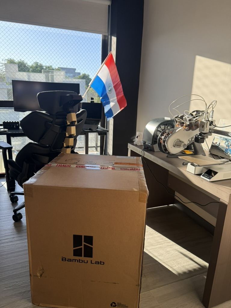 Escritório com uma caixa grande e a bandeira do Paraguai na janela