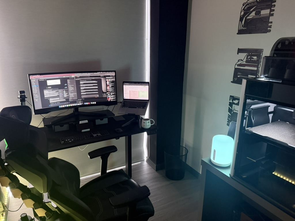 Mesa de trabalho com monitores em um escritório escuro