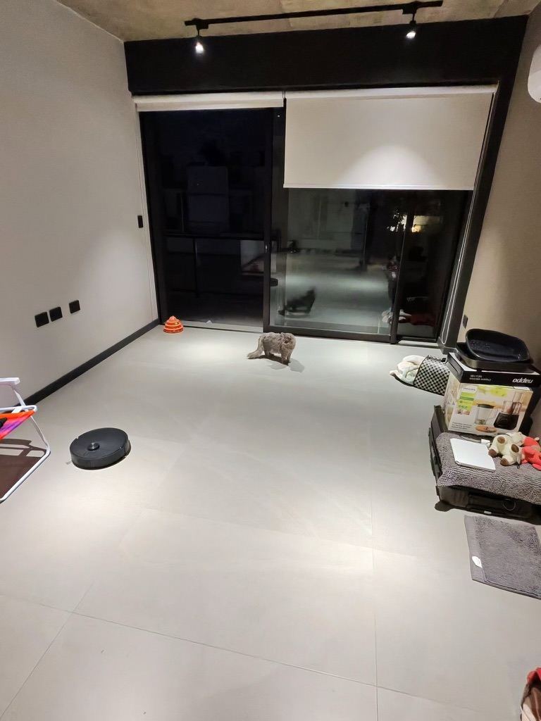Sala ampla e ainda vazia, de piso claro